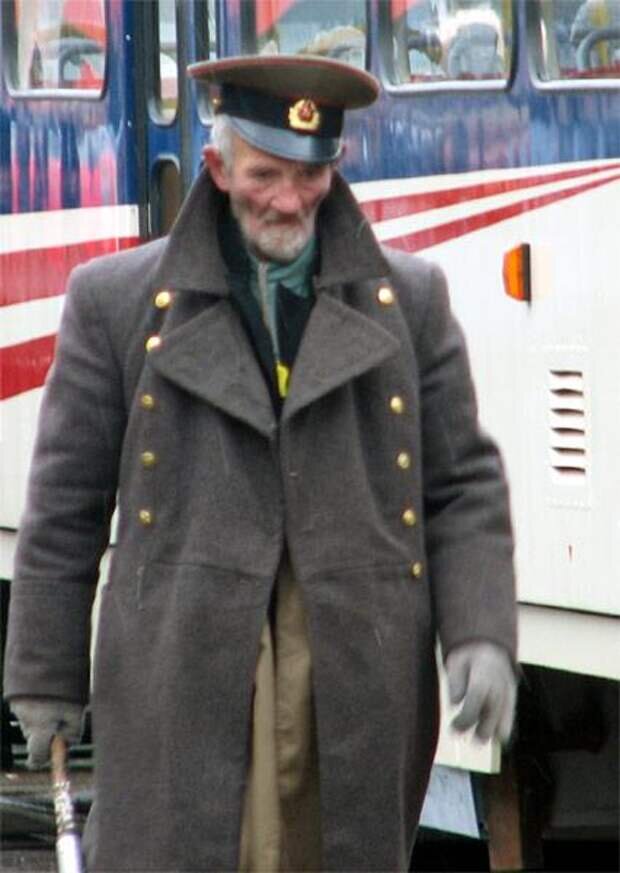 Увидев бравого бородача 1 шагавшего. Дед с бородой в пальто.