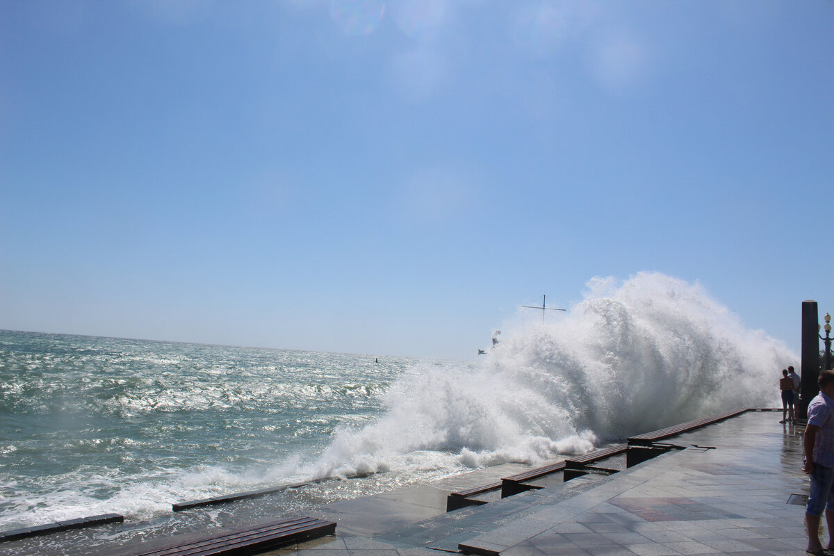 Шторм. Ялта. (фото из личного архива автора)