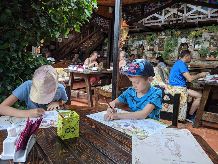 Дети ждут заказ за раскрашиванием