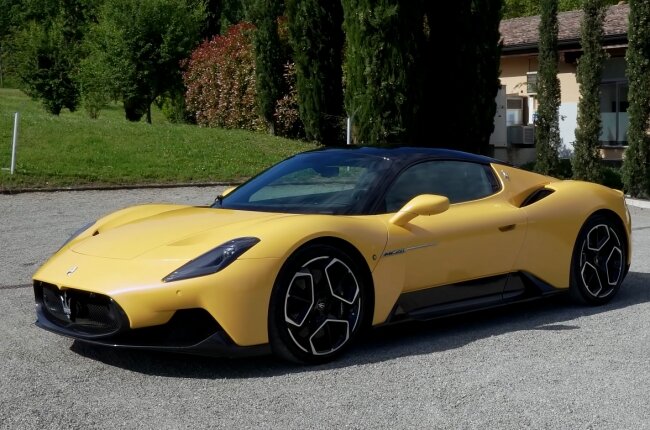 Maserati MC20 вид сбоку