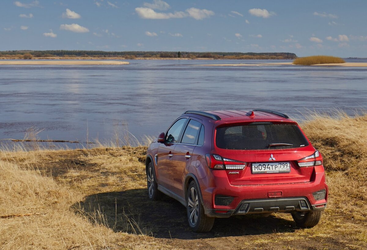 У Mitsubishi ASX высокий клиренс ― 215 мм, поэтому вы уверенно доедете до озера при любой погоде