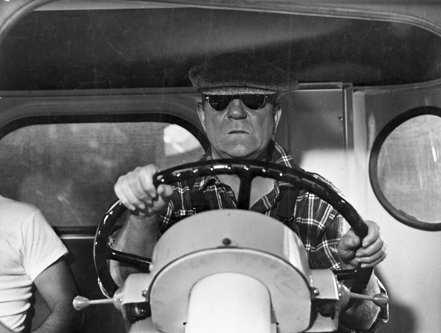 Шоферов много нарисованные. Водитель категории с. Дорога жизни через ладожское озеро. Управлять автомобилем. Водитель авто.