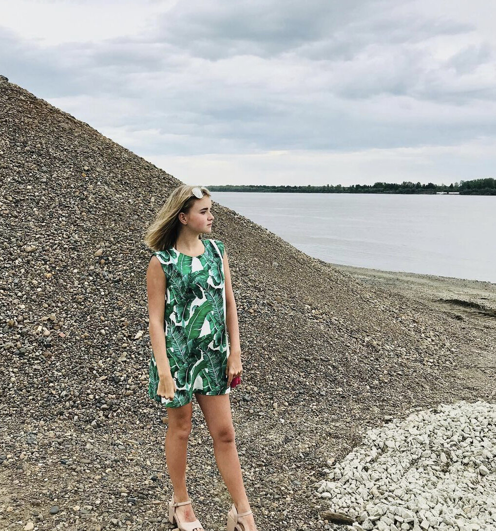 Летнее платьице было сшито дочери. После остался кусочек ткани.