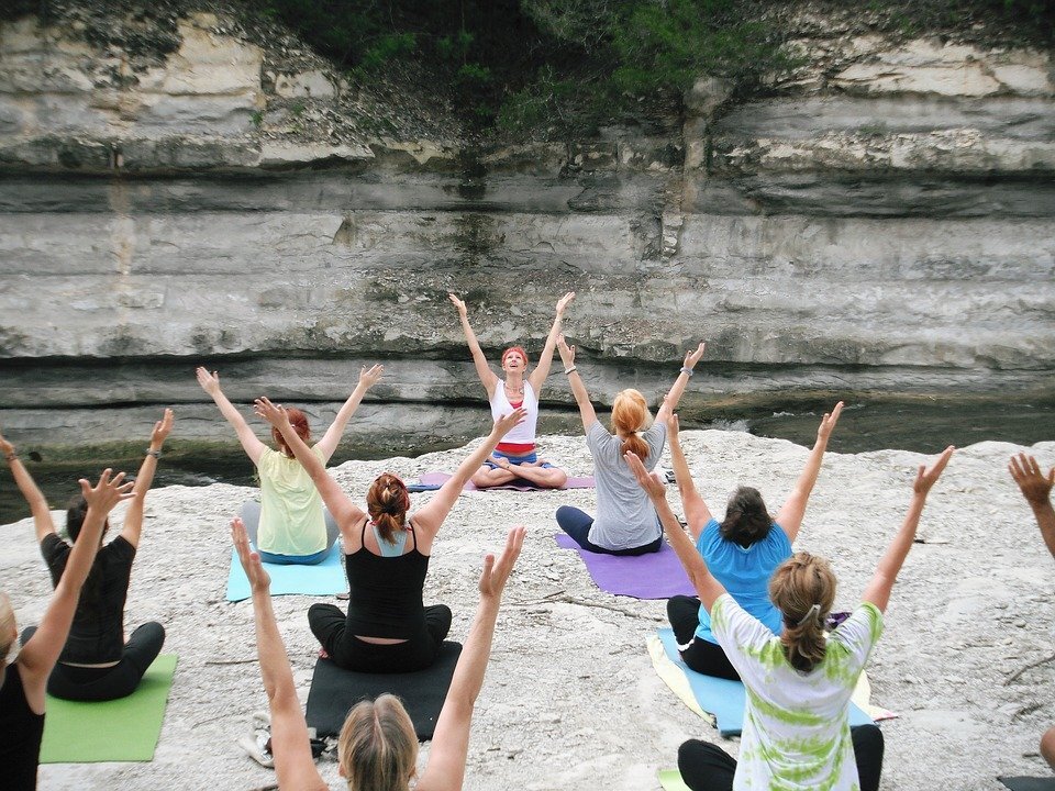 Источник фото: https://pixabay.com/photos/women-yoga-classes-asana-fitness-1178187/