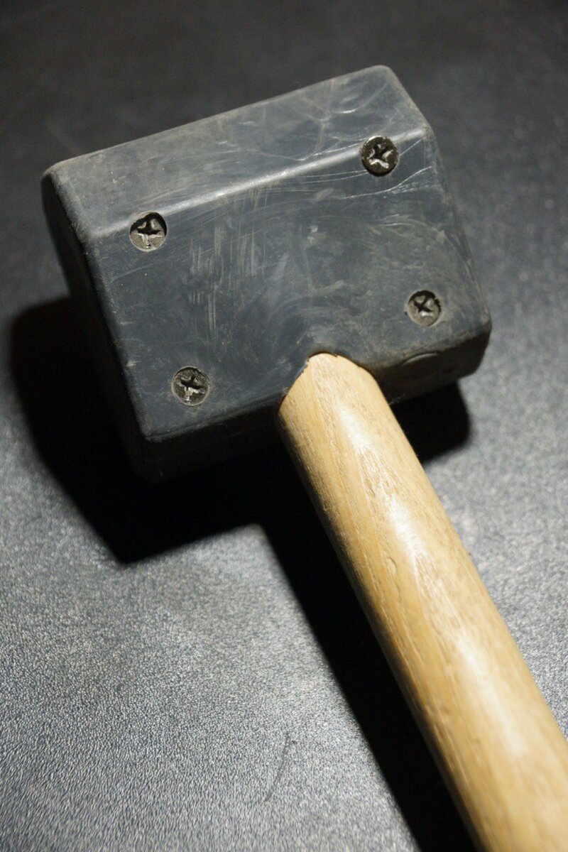 Особая форма молотка Floortools позволяет выровнять отдельные доски без применения прокладок. Приобрести инструмент по хорошей цене можно на сайте: http://kiesel-bc.ru/