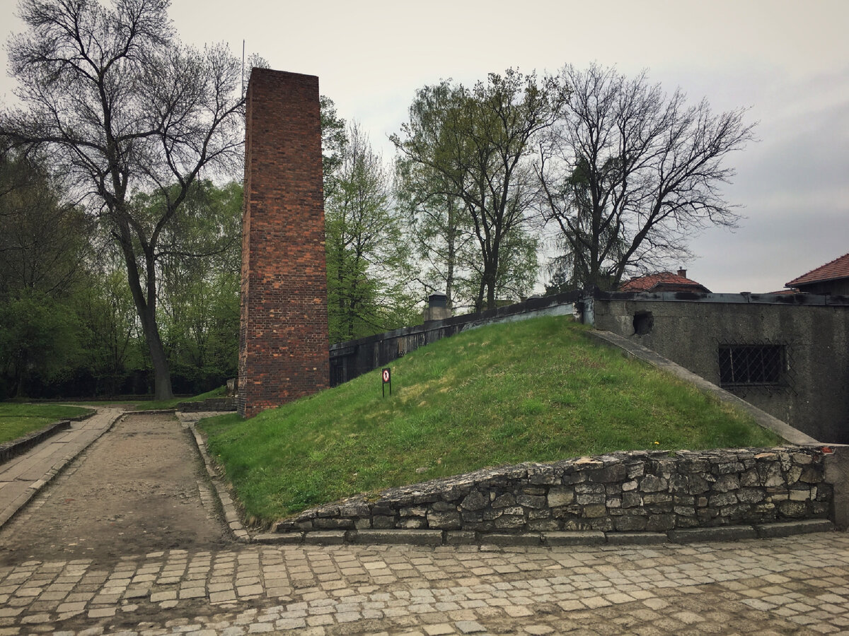 Acesta este probabil cel mai faimos lagăr al morții din Auschwitz-Birkenau, al cărui nume sună mai des ca Auschwitz - după numele original polonez al orașului în apropierea căruia se afla lagărul.-22