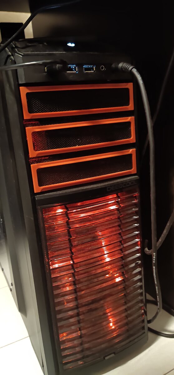 Обилие портов спереди позволяет по-разному комбинировать периферию. Графический монитор всегда подключается только сзади из-за разъема HDMI.