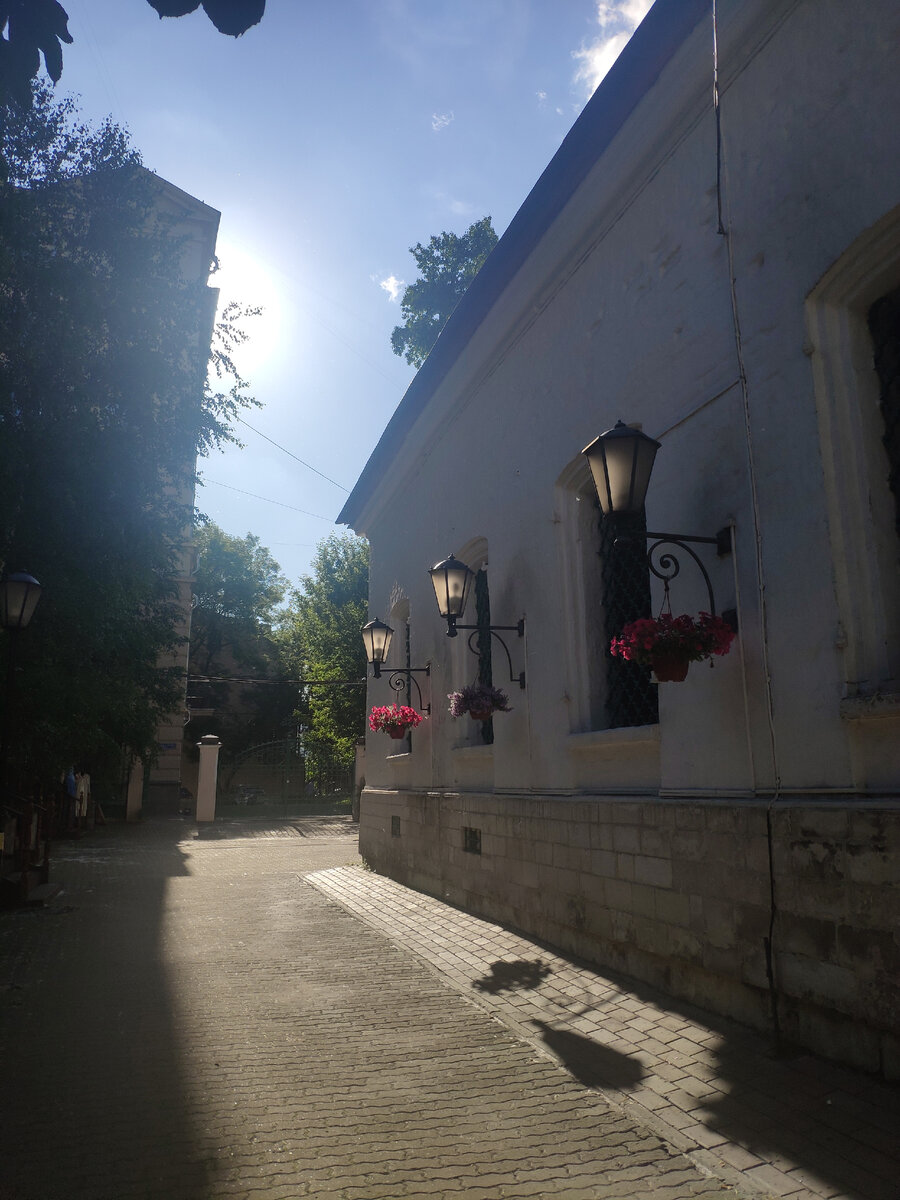 Двор церкви Троицы Живоначальной в Листах. Фото авторов