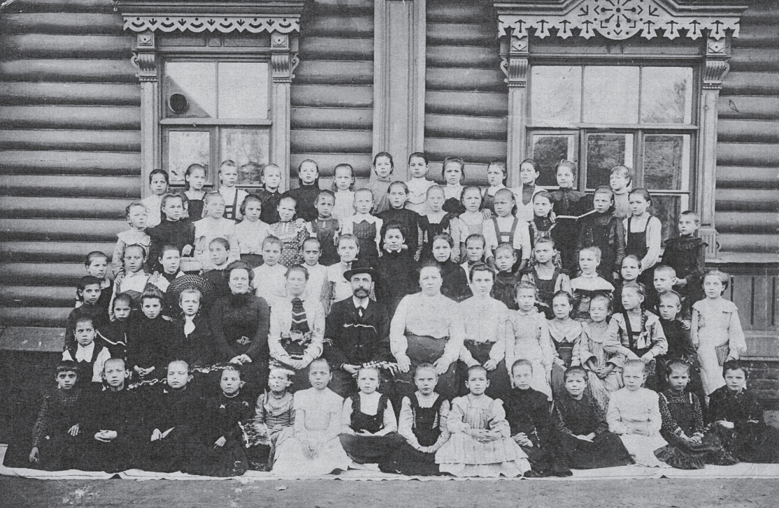 На фотографии примерно 1905 года учащиеся и учителя трехгодичного начального училища при товариществе Московского металлического завода. В 2-м ряду в центре (в головном уборе) заведующий училищем учитель Сергей Иванович Глазунов.