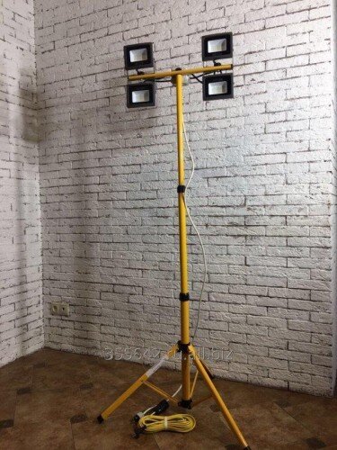 Собранная в гараже осветительная мачта тогда уже казалась вполне серьезным продуктом!