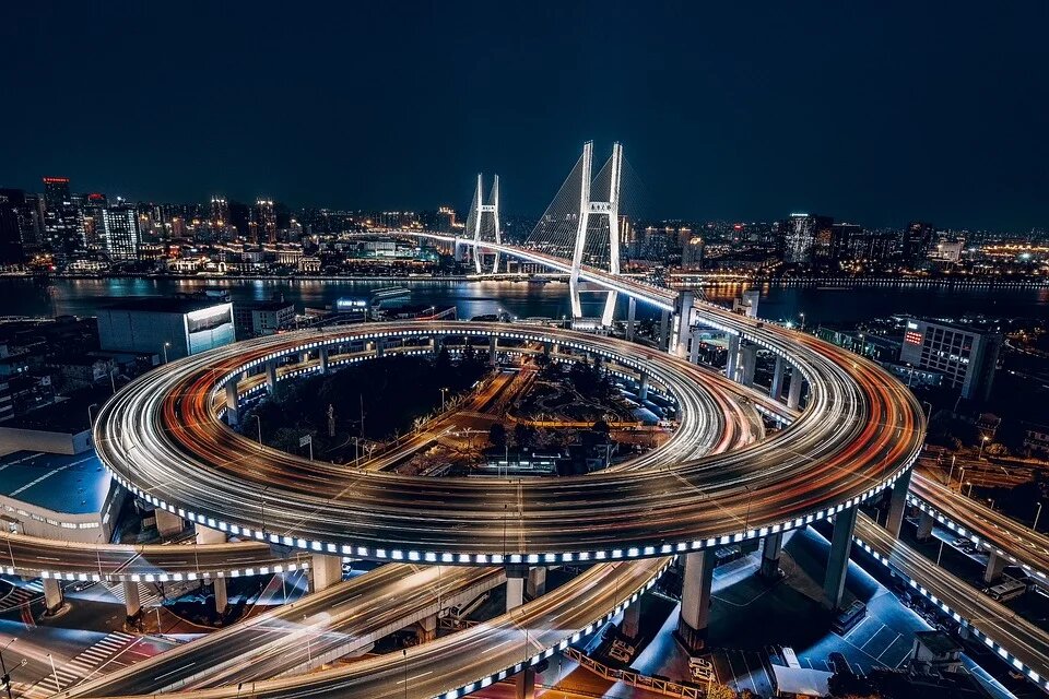 Картинка с https://pixabay.com/photos/city-shanghai-china-night-building-5000648/