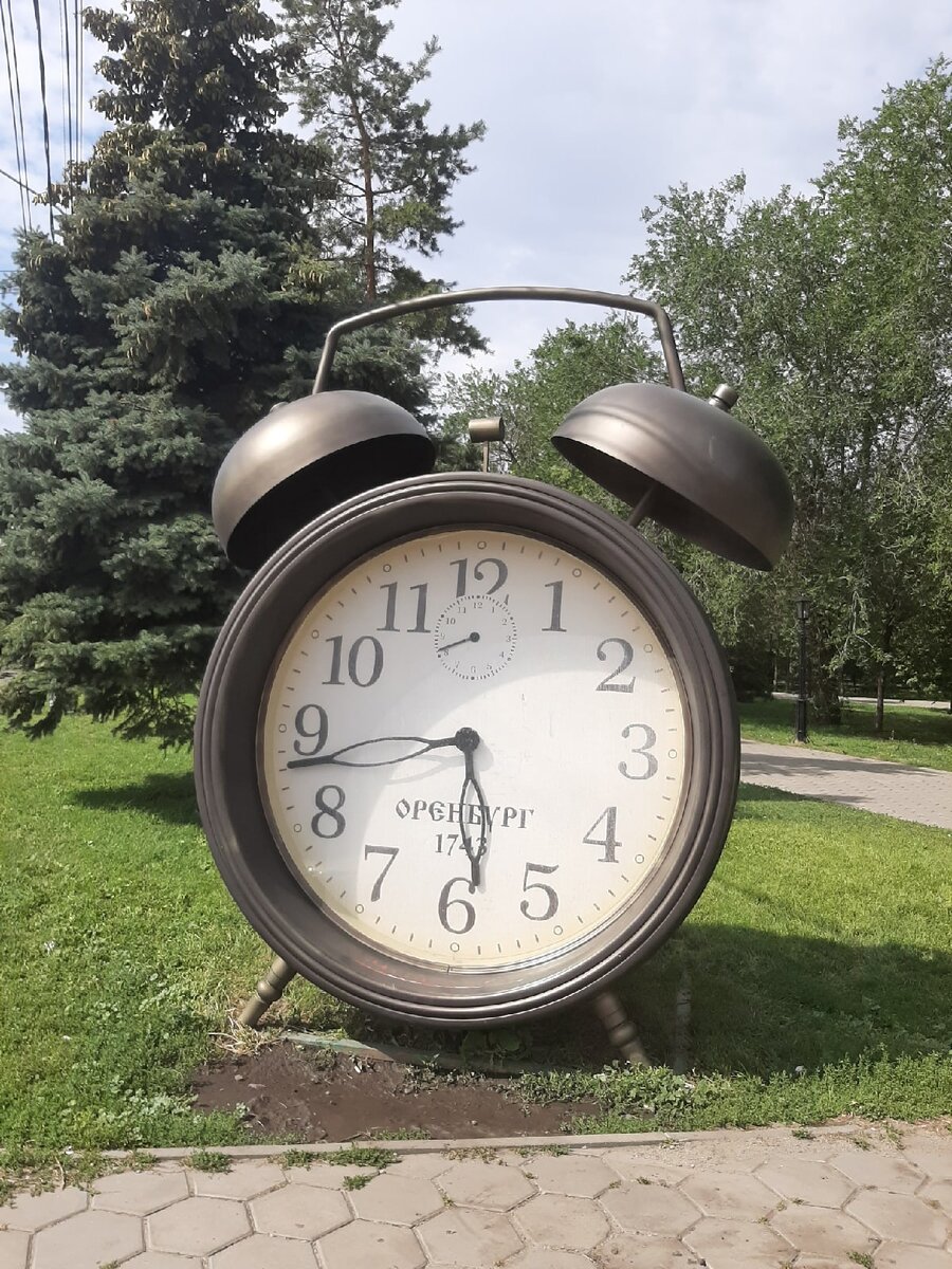 Один из самых необычных памятников, которые мне попадались. Обратите внимание на дату и время на циферблате:)