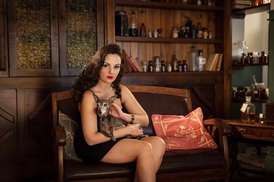 наслаждаюсь моментом, гладя собаку