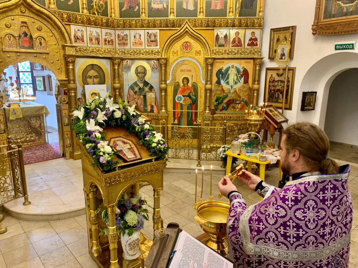 Изнесение Честных Древ Животворящего Креста Господня