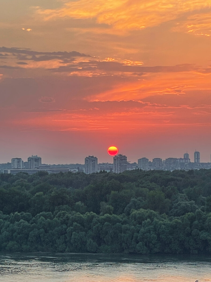 Закат на Дунаем в Белграде, Сербия.