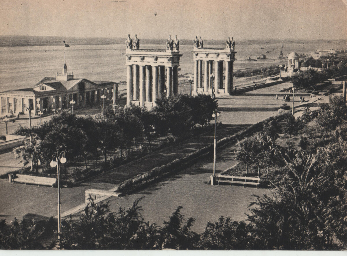 Название города до сталинграда. Сталинград город 1950. Царицын Волгоград набережная. Набережная Волгоград до войны. Волгоград 1950.