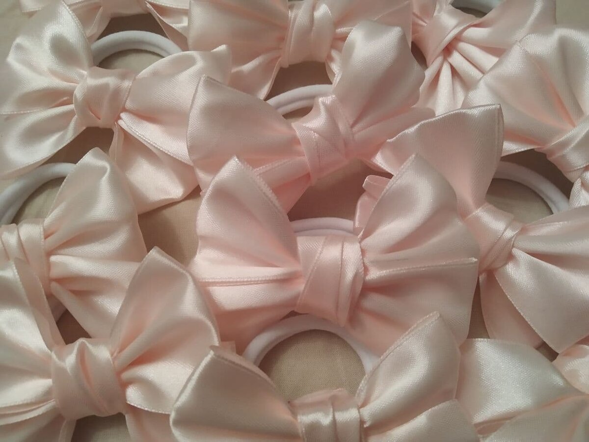 12 нежно-розовых бантиков на резинке. Такие же планирую сделать еще и ярко-розовые, скорее всего.