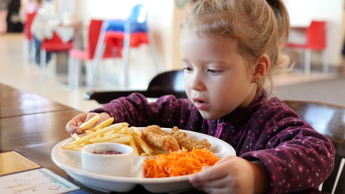 Употребление детьми готовых домашних блюд предоставленных родителями. Неправильное питание детей. Питание ребенка фаст фуд. Ребенок ест фаст фуд. Дети которые кушают фосфуд.