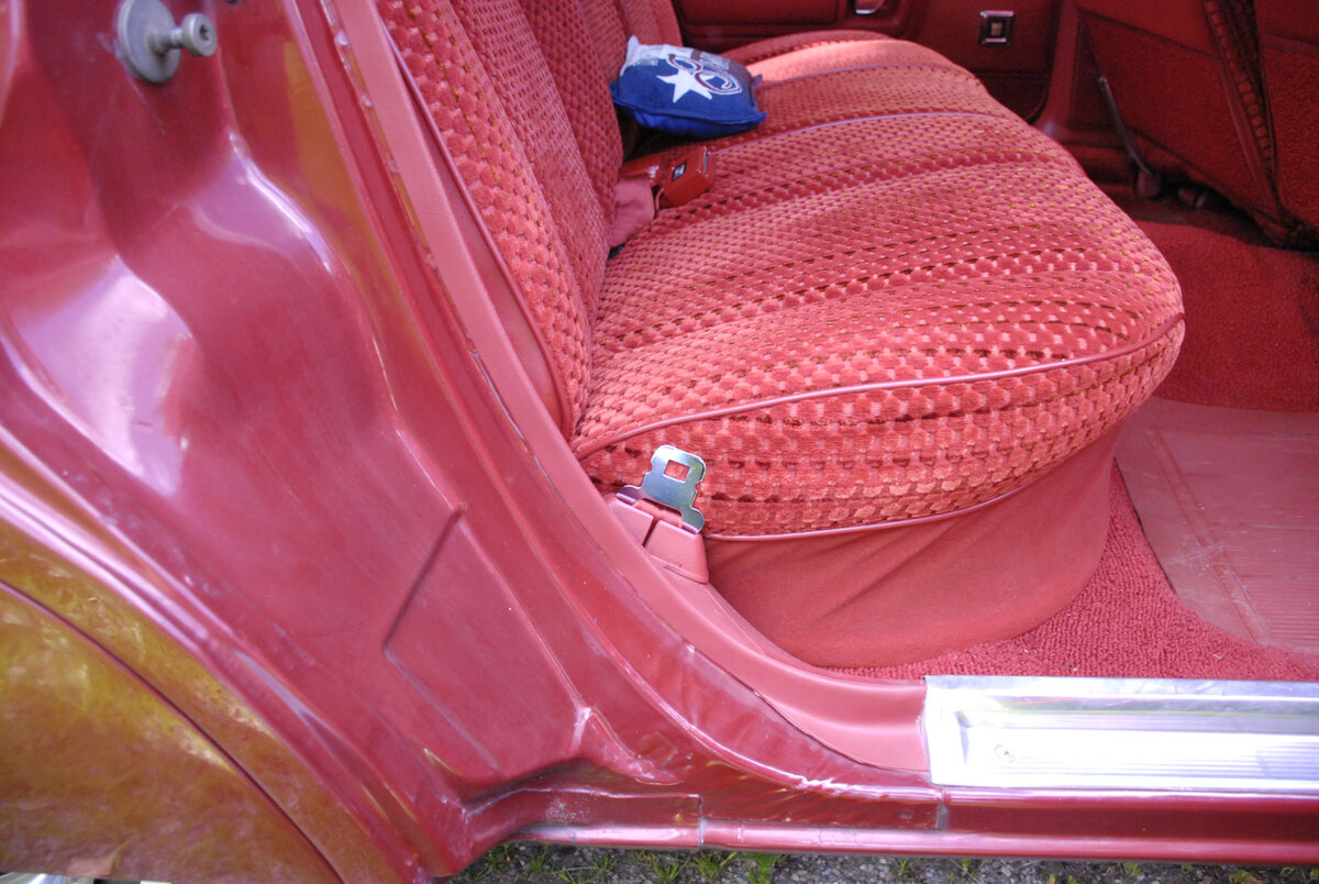 Эта картинка уже постилась на данном канале; это Chrysler Newport 1978 года, не битый, в родной краске. Дефект в данном месте не является особенностью данного конкретного экземпляра или даже данной конкретной модели, подобные ему встречались в те годы массово.