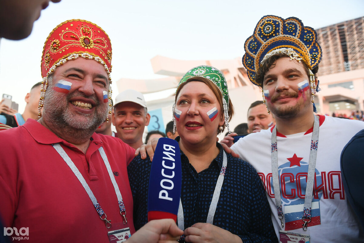 Russian fan. Чемпионат в России по футболу 2018 кокошники. Русские болельщики на ЧМ 2018 В кокошниках.