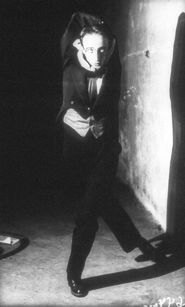 Одно из немногих сохранившихся изображений танцующего Валентина Парнаха