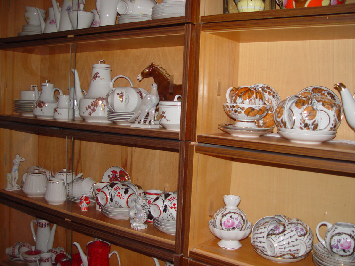 Вместо книг - фарфор. Так выглядит одна из стен в моей квартире (фрагмент - всё не покажу!)