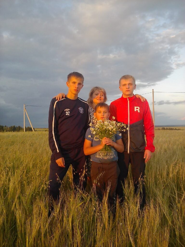 Лариса с Сашей, Артуром и Колей.