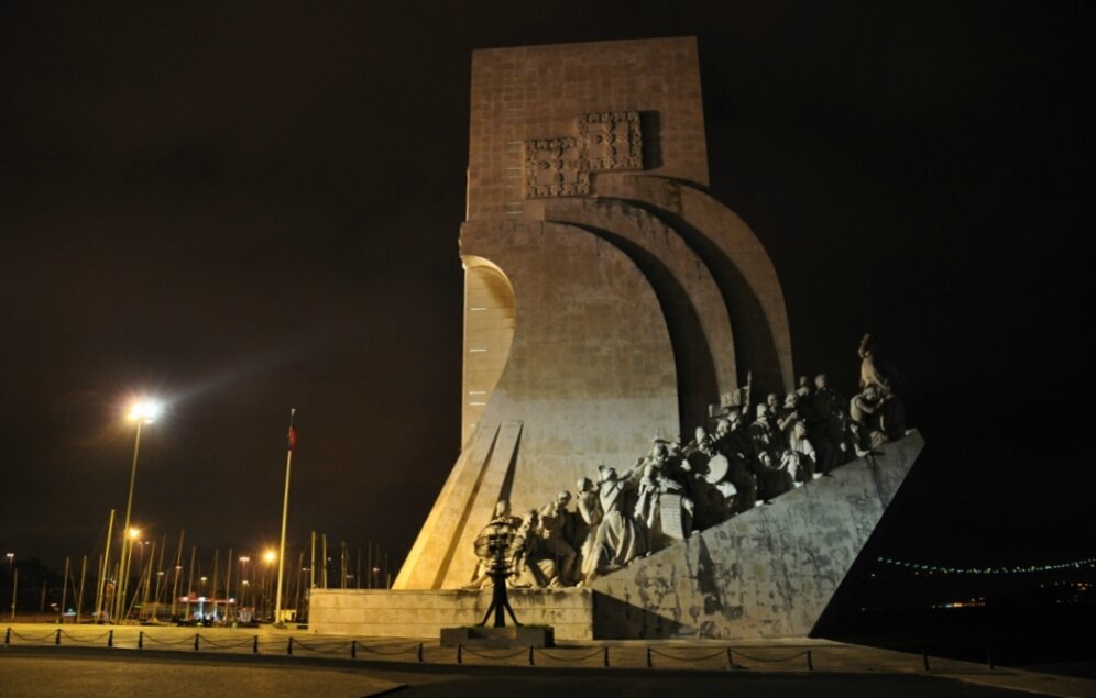 Пример неудачного освещения. Памятник первооткрывателям, Лиссабон. Ярко освещены спины героев, в то время как лица остаются в глубокой тени, лишая композицию смысла.