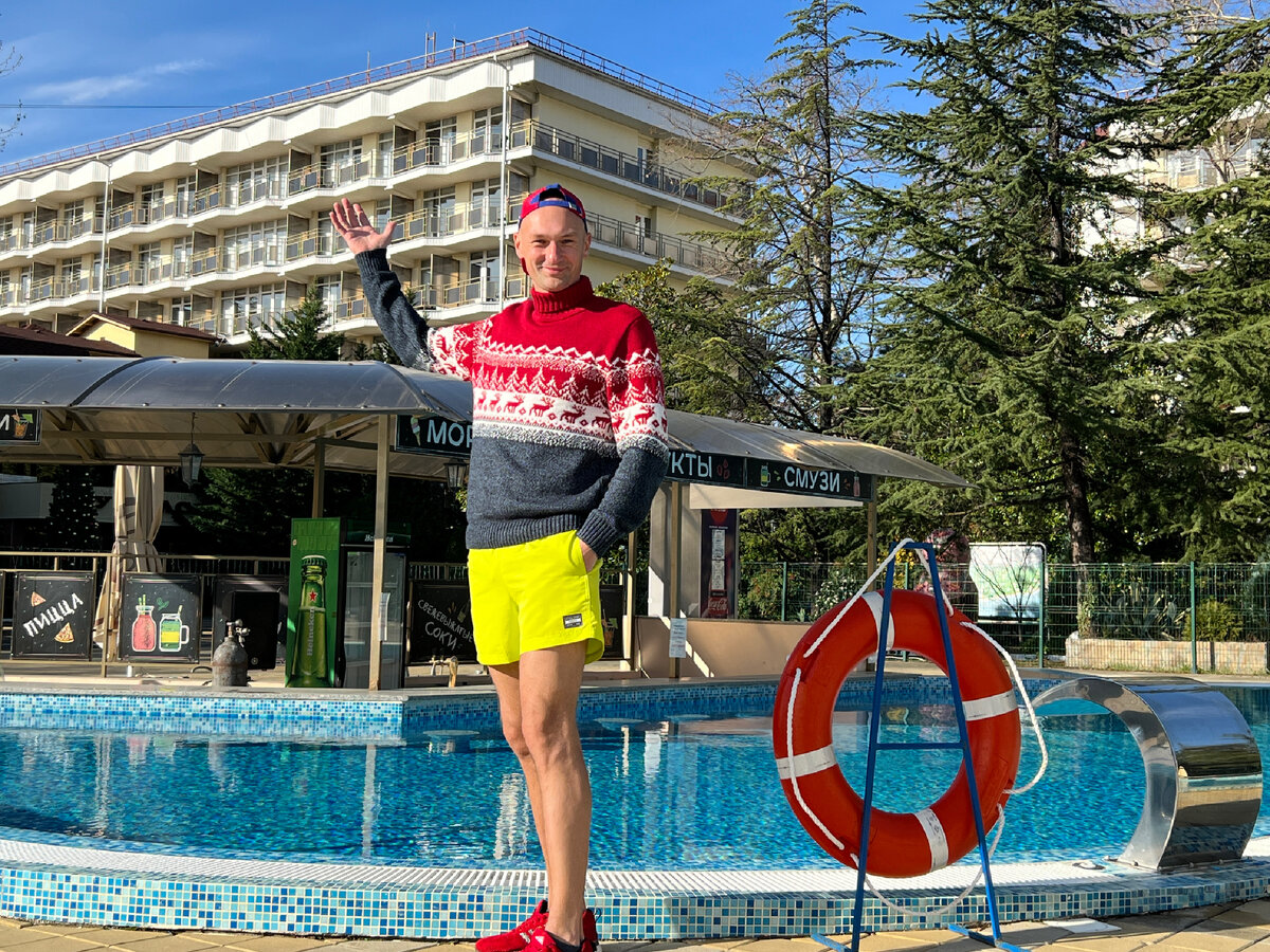 "Бургас" - это пансионат 3*, он и отель, и санаторий. Находится между Сочи и Адлером, но ближе к Адлеру