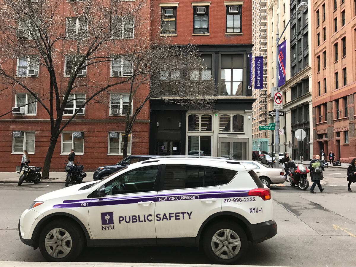 У NYU есть даже своя служба общественной безопасности (что-то типа советских народных дружин, только в современном американизированном варианте и на колесах. Очень здорово, ну и дополнительный пиар вуза, куда ж без него :)