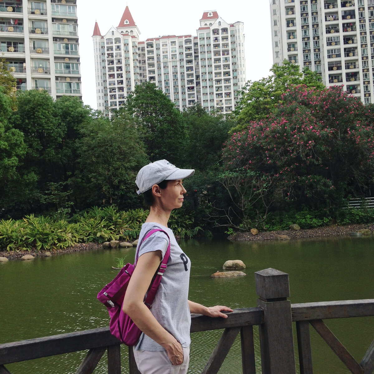 Территория комплекса с парком и прудом