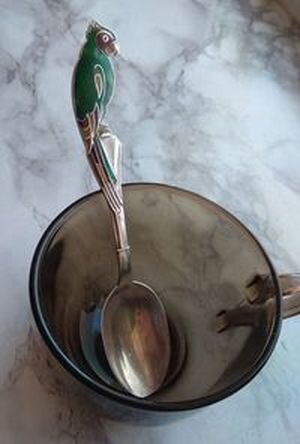Чайная ложка с зеленым попугаем