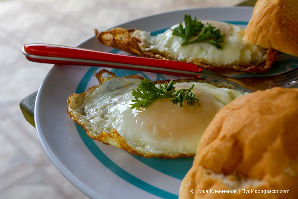 2. Утром, сытно позавтракав, пошли на базар. Закупить продукты и отметить встречу.