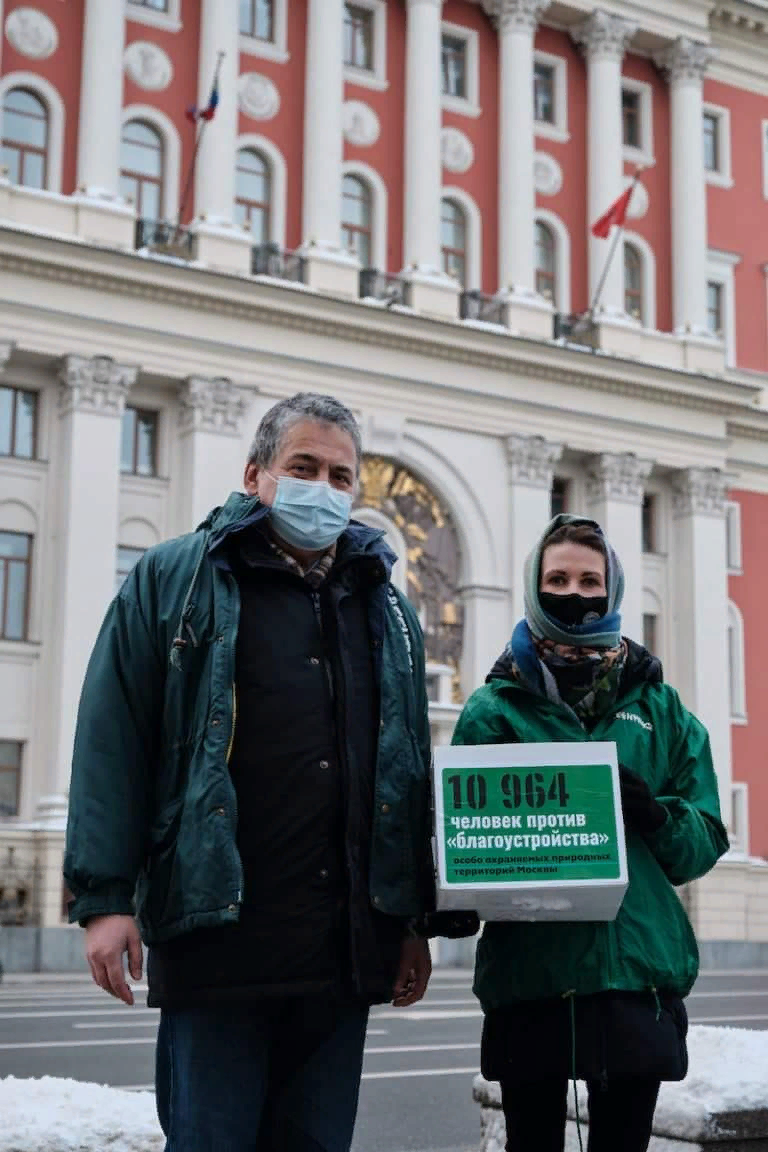 Активисты передают подписи в мэрию Москвы. Источник: Facebook / Анна Оловягина  