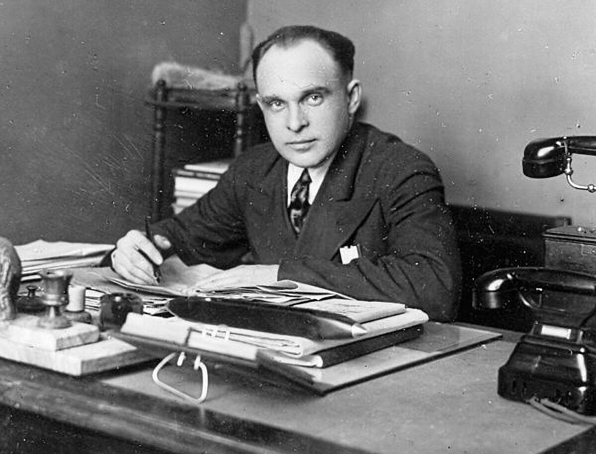 Николай Тарасов в кабинете