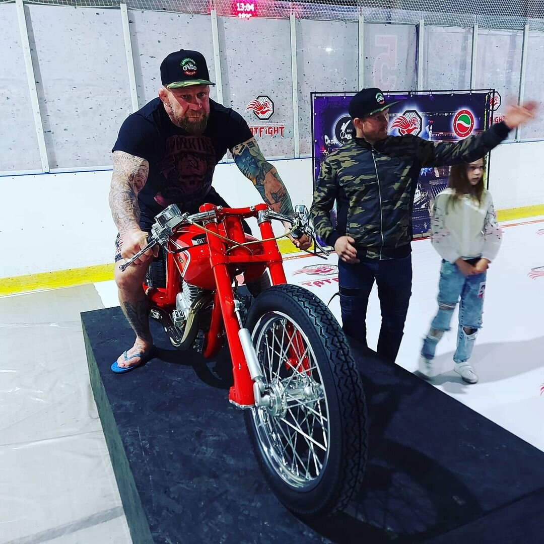 Джефф Монсон на выставке мотоциклов байкерского клуба "Мототары"