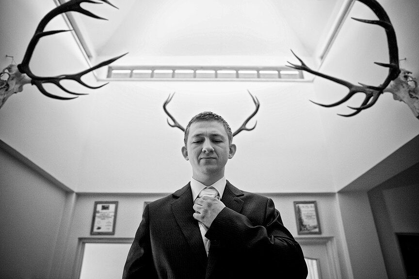 Рогатый парень. Мужчина с рогами. Жена наставляет мужу рога. Мужу изменили рога. Мужчина с рогами.