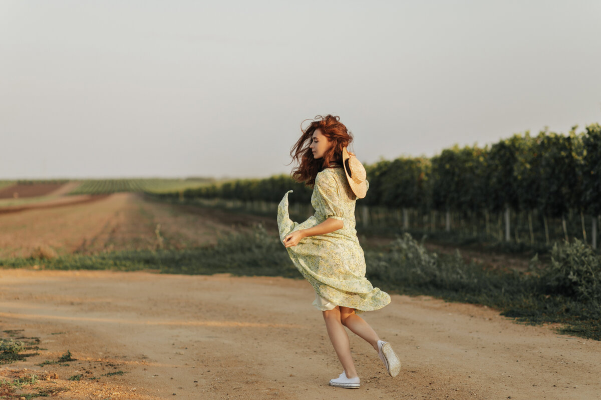 Рыжая девушка.