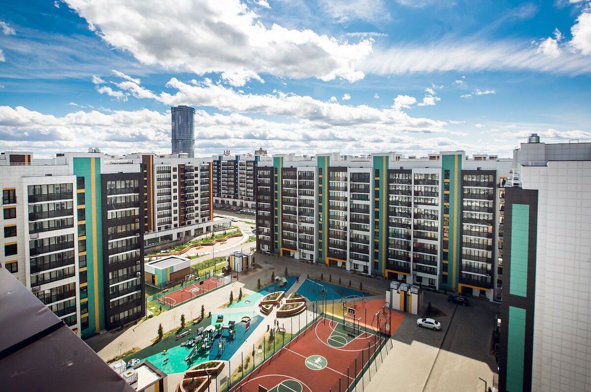 Вот так выглядит ЖК ART City спустя четыре года — в 2021 году. В центре комплекса находится большая пешеходная улица, а во дворах построены детские и спортивные площадки 