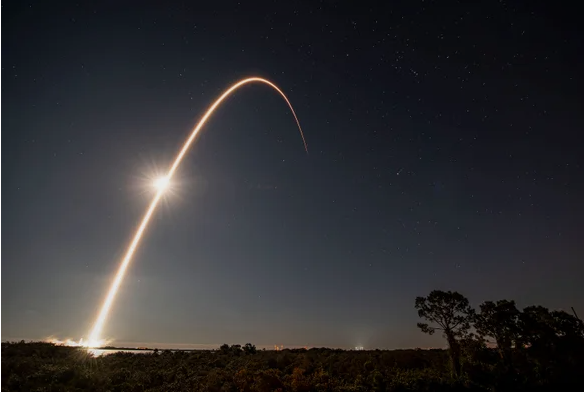 Ракета SpaceX Falcon 9, несущая 49 спутников Starlink компании, взлетает на орбиту из Космического центра Кеннеди 18 января 2022 года. Кредит: SpaceX (CC BY-NC 2.0)