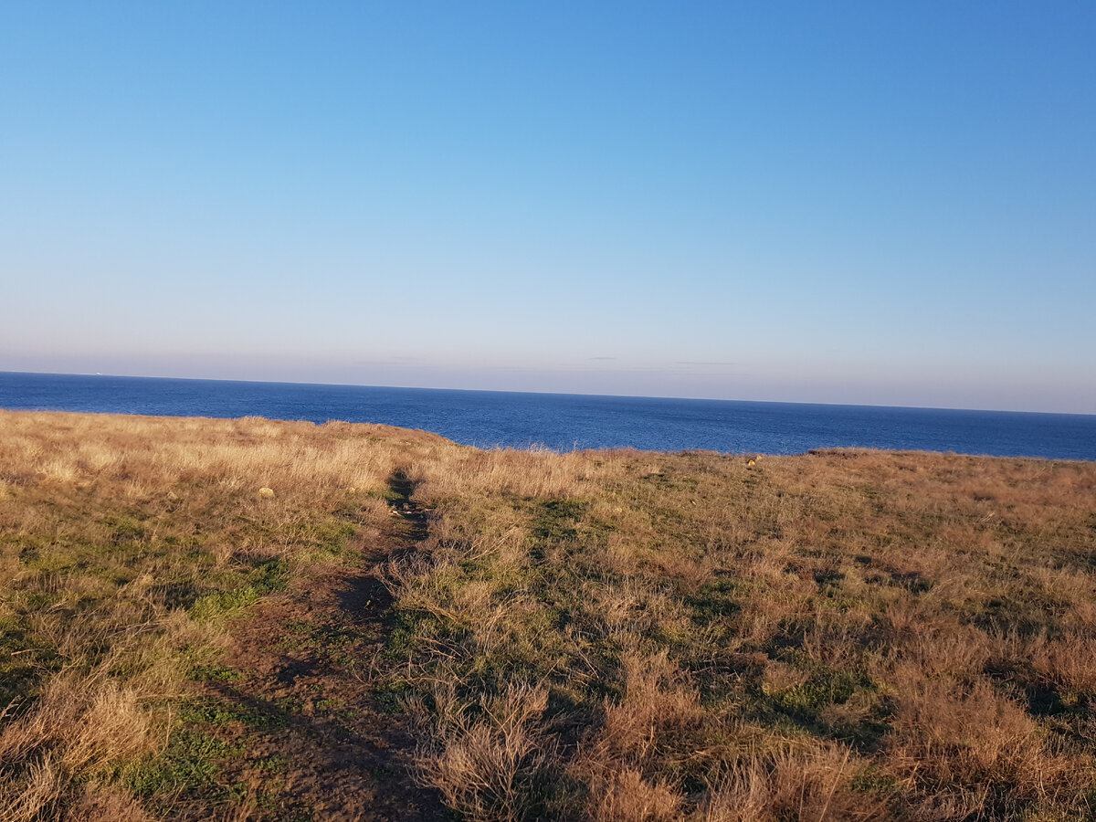 Плоскогорье Тарханкутского полуострова обрывается в море, образуя местами уютные бухточки, а местами - опасные обрывы.