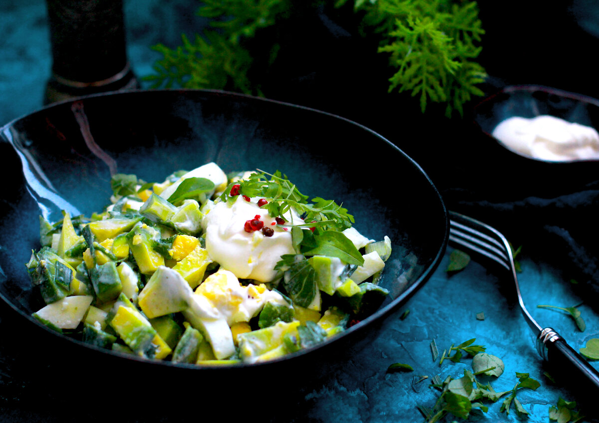 Весенний яичный салат с зеленью и авокадо от Елены @urbanistka_vl Некрасовой. 