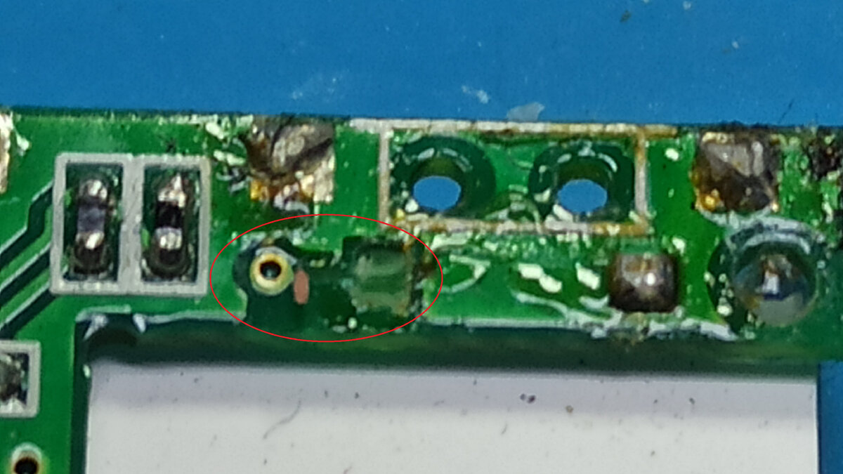  Оторванная дорожка и  переходное отверстие куда нужно восстановить контакт

