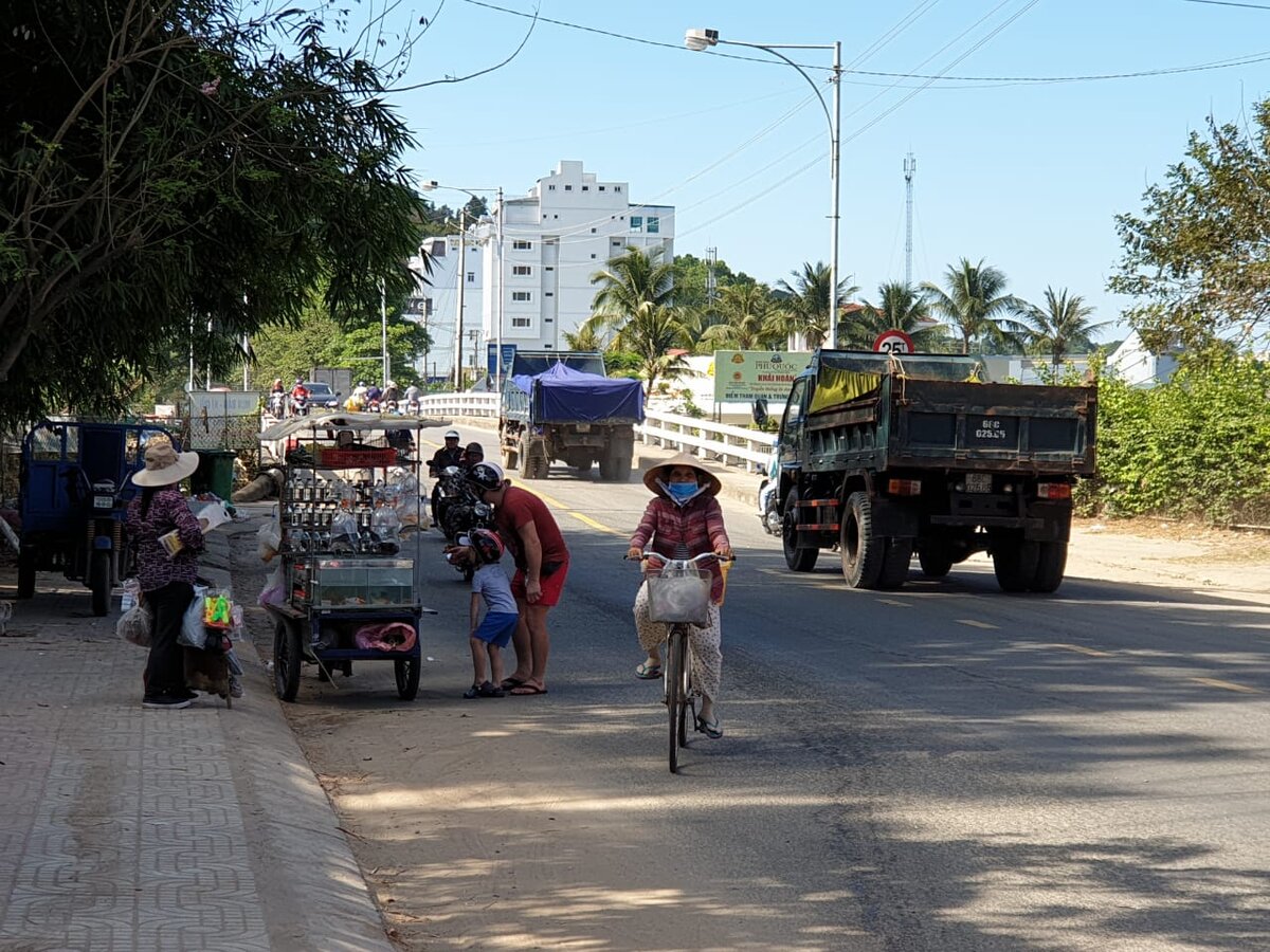 Туристы в шортах и футболках, а местные по полной запакованы, такая защита от палящего солнца.