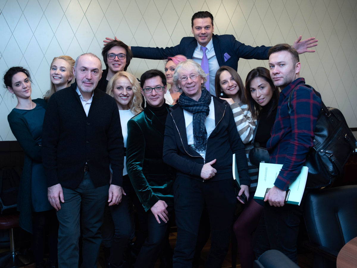 В спектакле заняты артисты Театра оперетты Владислав Кирюхин, Александр Бабик, Дарья Январина, Василий Ремчуков, Наталия Мельник, Инара Гулиева, Элла Меркулова, Максим Катырев, Иван Викулов, Михаил Беспалов, Александр Голубев, Максим Новиков и другие. Также в спектакле принимают участие популярные приглашенные артисты: Дмитрий Ермак, Мария Иващенко, Анна Лукоянова, Александр Казьмин, Дан Розин и Юлия Чуракова.