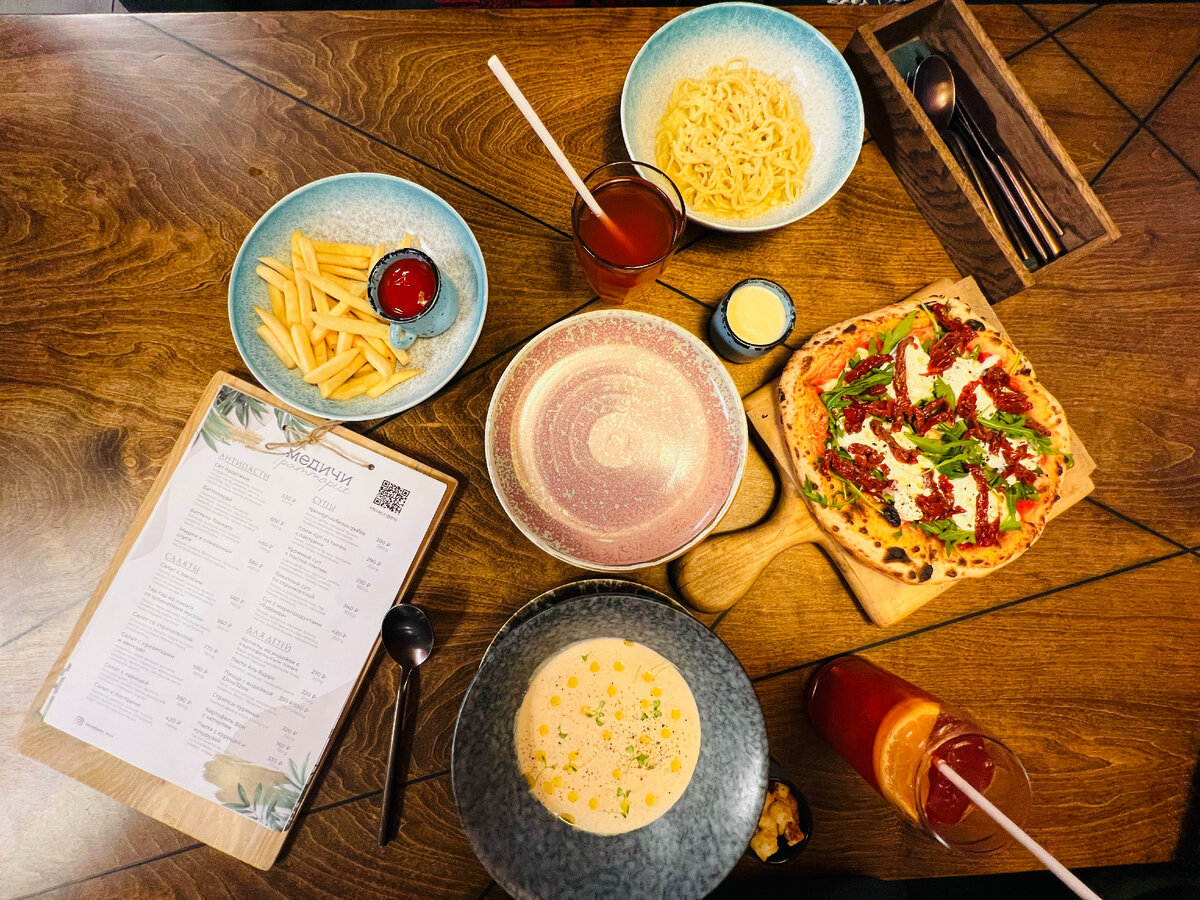 Мы заказали пиццу, грибной суп, пасту, картошку фри и морс