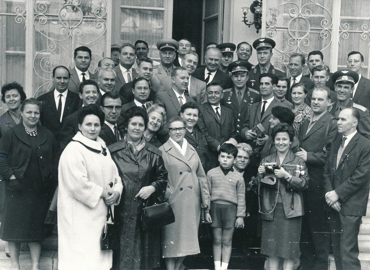    Фото из личного архива М. Ю. Шевченко, публикуется впервые.   
Сотрудники советского посольства в Париже вместе с Юрием Алексеевичем Гагариным. Мальчик на переднем плане — Михаил Юрьевич Шевченко. Во втором ряду снизу первый слева — его отец, корреспондент газеты «Труд» Юрий Иванович Шевченко.