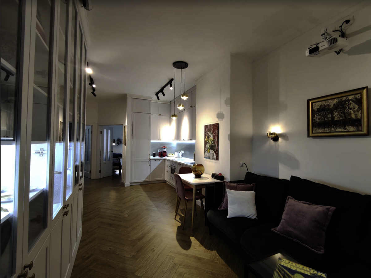 Вот такой дизайн гостиной от Студии Ремонтов мне понравился