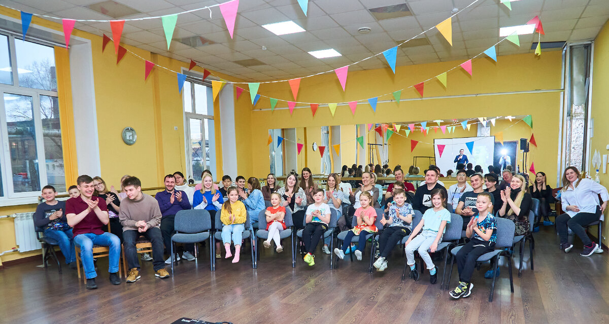 Местом для праздника выбрали малый зал Дома культуры.  Не смотря на свое название -"малый", он смог вместить всех причастных к торжеству.