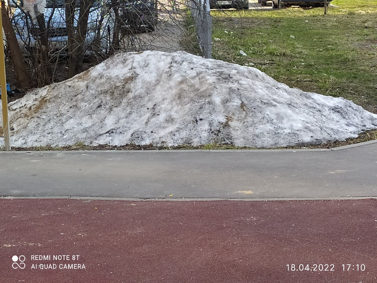 Недотаявший сугроб. Фото автора.